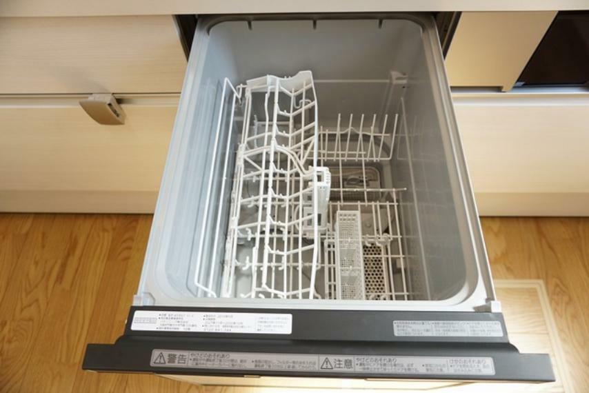 同仕様写真（内観） 同仕様写真。食事の後の手間を解消する食器洗い乾燥機付。冬場の洗い物で手荒れの悩みもなくなります。