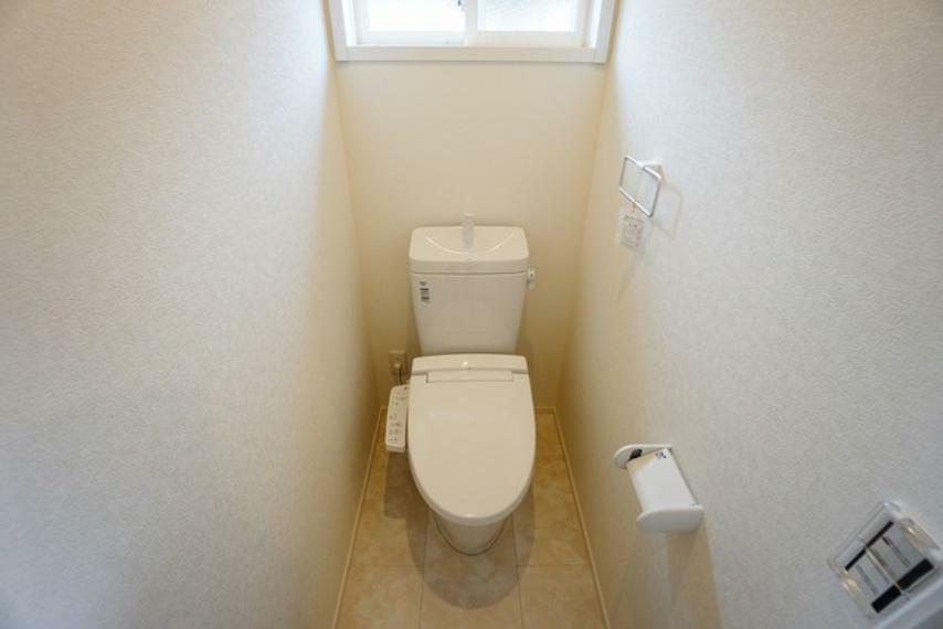同仕様写真。温水洗浄機付トイレです。節水機能もあるので、安心して使えますね。もちろん、1階2階の2ヶ所にトイレがあるので、忙しい朝にもゆとりができますね。