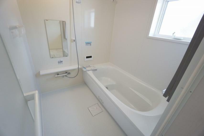 浴室 半身浴ができるベンチスペースがあり、節水にも効果を発揮します。