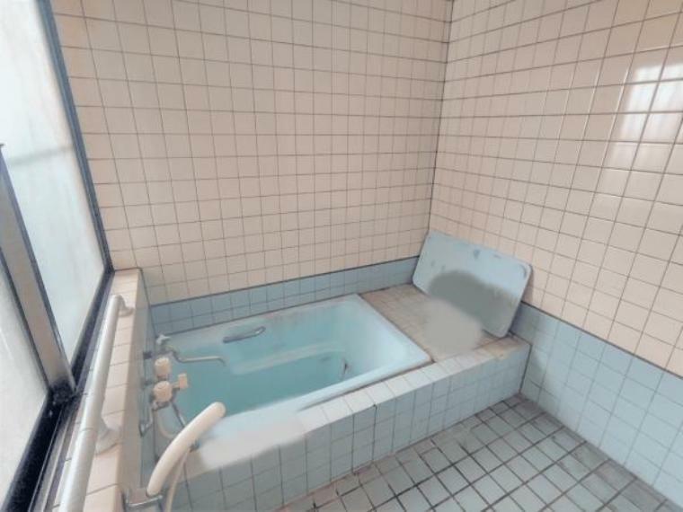 浴室 【現況写真】お風呂です。一坪以上の広さがあるため、ゆったり使えますね。