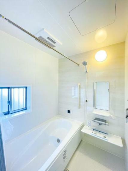 浴室 【多機能な一坪タイプの広々浴室】バスユニット1坪タイプ、浴室乾燥機、手すり付き
