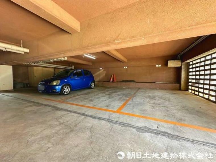 駐車スペースは広々で、お車の出し入れもラクラクです！