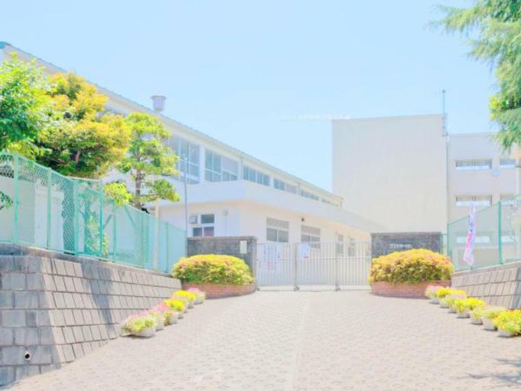 小学校 横浜市立矢部小学校　学校周辺は交通量が少なく落ち着いた環境