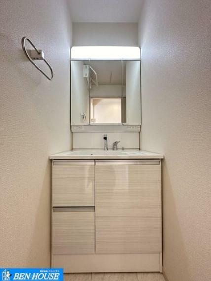 ・白を基調とした清潔感のある洗面台。・鏡は三面鏡になっており、鏡裏にも収納が出来ます。・何かと小物が増えてしまう洗面周辺をスッキリと利用できますね・いつでも現地へのご案内可能です