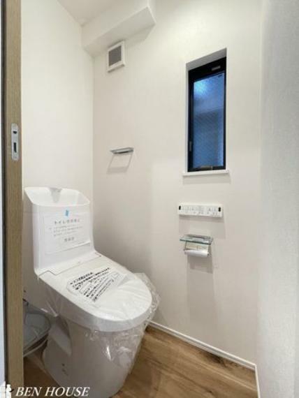 シャワートイレ・快適なトイレタイムに欠かせない温水洗浄便座つきトイレ。各階に設置しているので、慌ただしい時間帯も安心です。