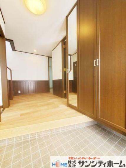 玄関 清潔感あふれる広々とした玄関スペースが家族をお出迎えします。
