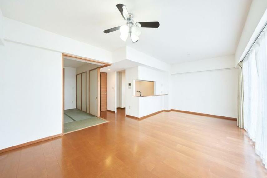 居間・リビング 【リビング】画像はCGにより家具等の削除、床・壁紙等を加工した空室イメージです。