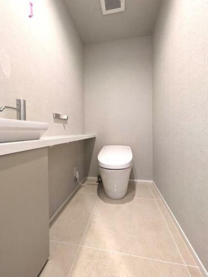 トイレ 【トイレ】スタイリッシュなデザイン性。タンクレス洗浄機能付きトイレ。上下階に付いてます。