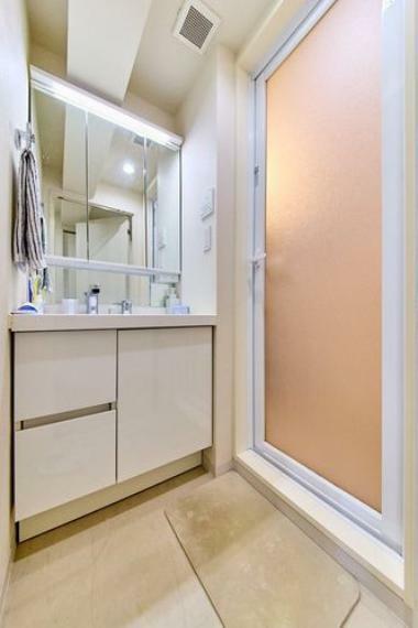 洗面化粧台 「洗面台には三面鏡を採用」身だしなみを整えやすい事はもちろんですが、鏡の後ろに収納スペースを設ける事により、散らかりやすい洗面スペースをすっきりさせる事が出来るのも嬉しいですね。