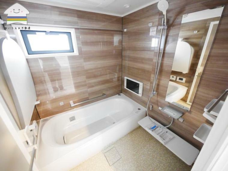 浴室 【浴室暖房乾燥、ミストサウナ、テレビ付】お風呂は1坪のユニットバスです。浴室暖房と浴室乾燥、ミストサウナ、浴室テレビが付いています。