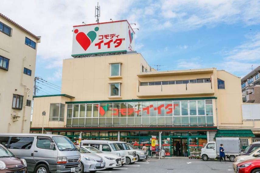 スーパー コモディイイダ鳩ヶ谷店（お客さま目線で発想する。私たちは東京、埼玉、千葉、茨城の一都三県に82店舗が展開する食品パーマーケット企業です。常に消費者サイドにたっていつもの商品をよりリーズナブルにという展開を試みてきました。）