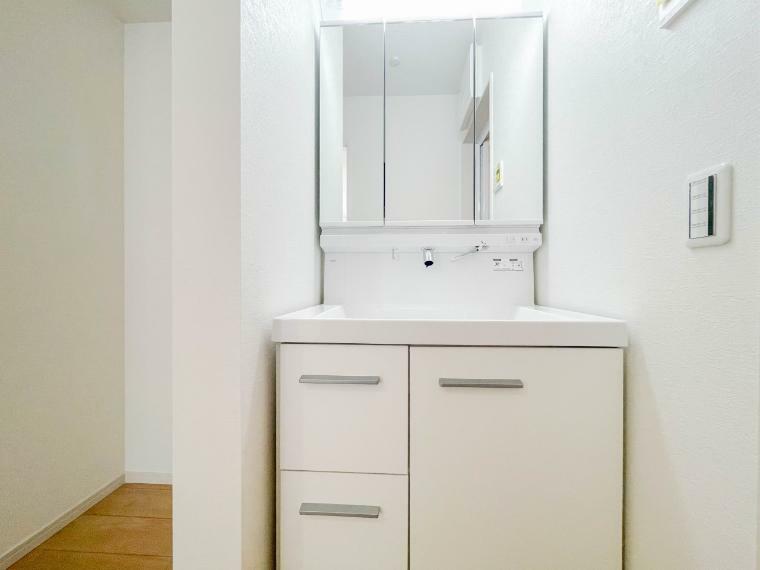 洗面化粧台 洗面所は実はプライベートスペースでもあります。歯みがき、洗顔と毎日施す個人空間。小窓も設置し、熱気などを開放して、爽やかなスペースになるように設計されています。