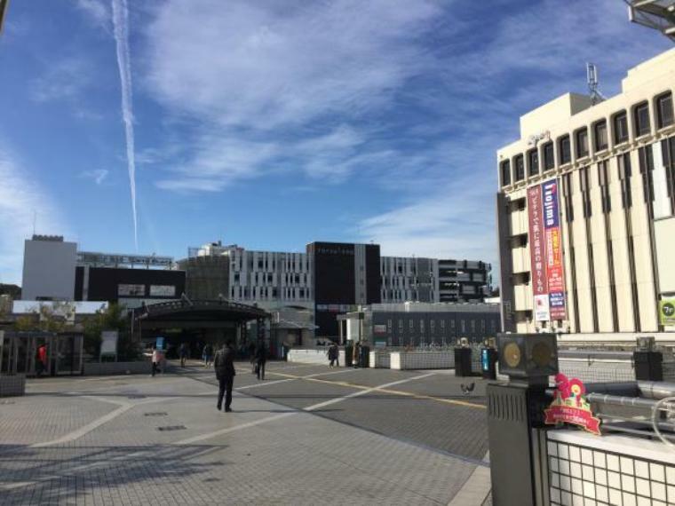 戸塚駅（JR東海道線・横須賀線・湘南新宿ライン・ブルーラインの4路線乗り入れ。品川へ乗り換え無し約27分。）