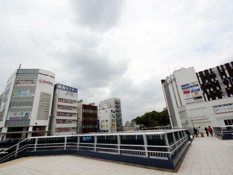 『戸塚』駅（JR東海道線・横須賀線・湘南新宿ライン・ブルーラインの4路線乗り入れのビッグターミナル。）