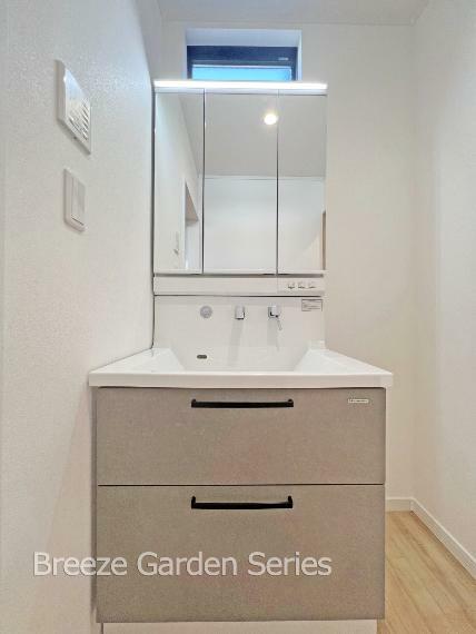 参考プラン:洗面台　広く平らな底面なので、つけ置き洗いなど家事でも大活躍な洗面台