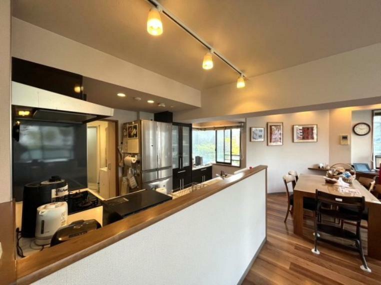 キッチン リビング・キッチンは、3方向からの陽当たりを取り込む明るい室内です。