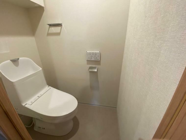 トイレ 快適にお使いいただける温水洗浄便座です。タオル掛けや収納が付いております。