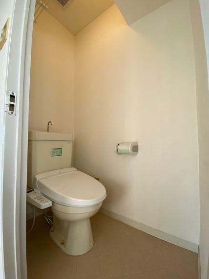 トイレ 現代の必需品、温水洗浄便座付きのトイレです。スペースが広くゆったりとお使いいただけます。