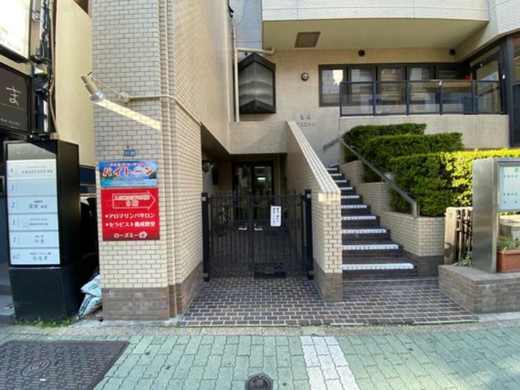 エントランスホール 松坂屋名古屋本店まで徒歩約4分、ファミリーマート武平通店まで徒歩約1分でお買い物も楽々です。