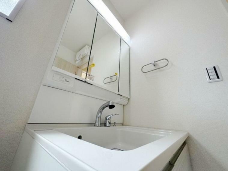 洗面化粧台 使いやすい三面鏡の中やベースキャビネットには収納スペースもたっぷり。手入れしやすいシャワー機能付、広さをとったボウル。開放感ある空間と、十分な大きさの鏡も自慢です。