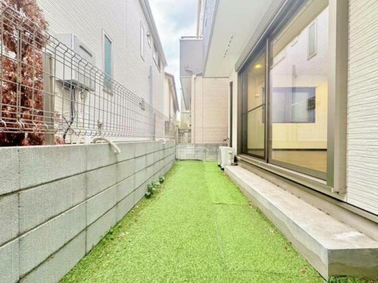 庭 東京に住みながらお庭を持つ。そんな贅沢が実現する戸建。日当たりも良く、家庭菜園や植栽を育てるのに適したお庭はこれからの生活に緑という癒しを与えてくれます。