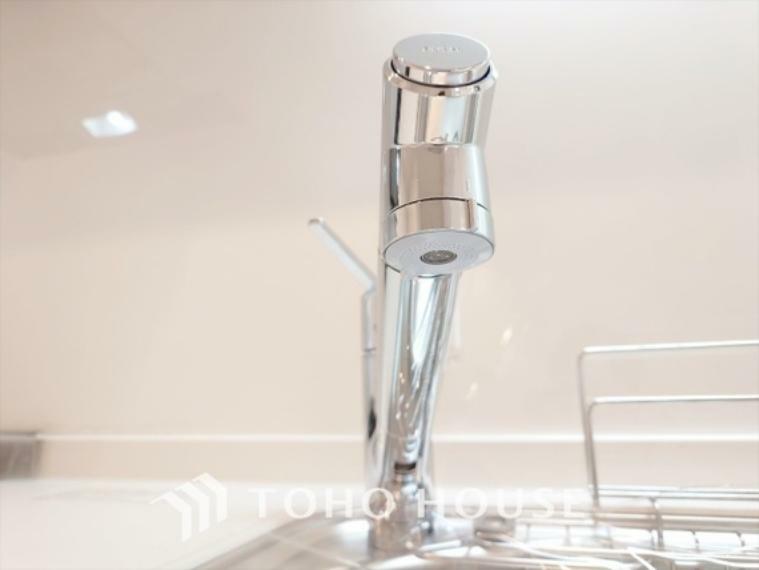 おいしい水が家庭で手軽に。浄水器で安心・安全な水がいつでも飲用可能です。