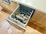 ビルトイン食器洗浄乾燥機付きのシステムキッチン。毎日の家事負担を軽減する嬉しい設備です。