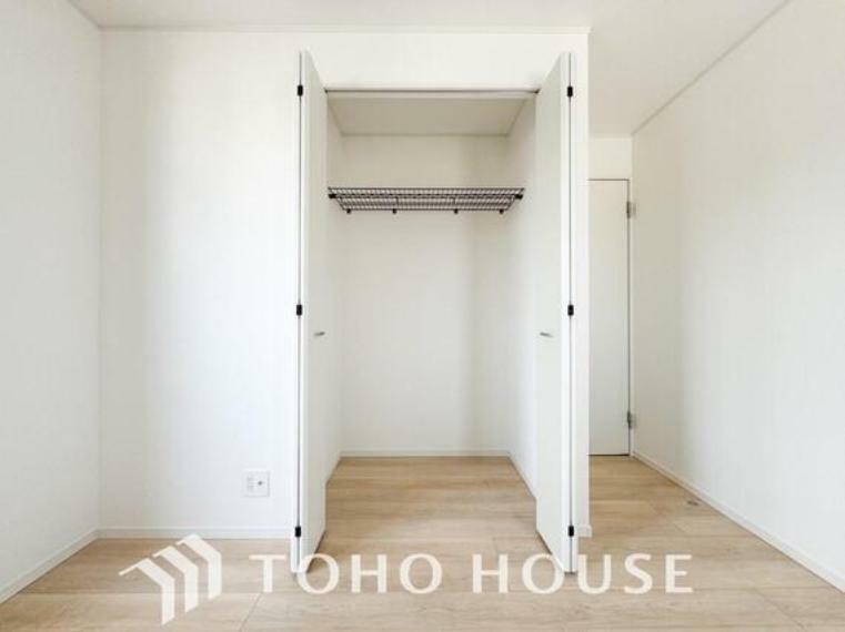 収納 居室にはクローゼットを完備し、自由度の高い家具の配置が叶うシンプルな空間です。
