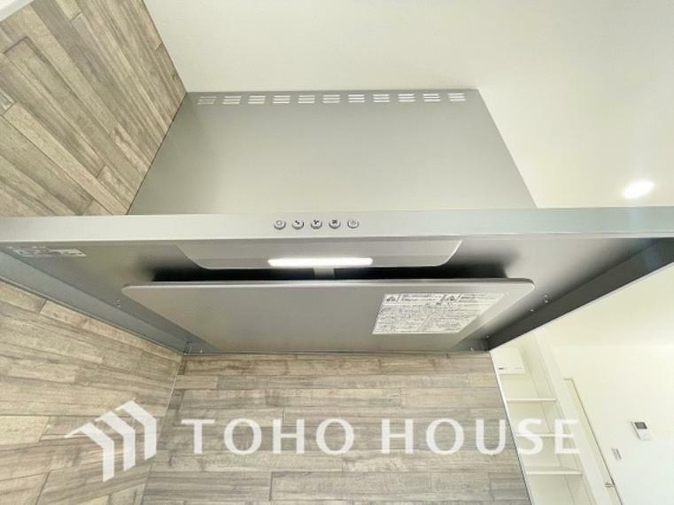 冷暖房・空調設備 キッチンの換気扇はスタイリッシュなデザインで、日々のお手入れもラクラクな仕様となっております。