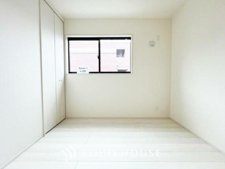 寝室 清潔感あるホワイトの壁紙と温もり溢れるカラーの床材が見事に調和した本邸宅。