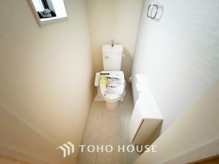 トイレ 白で統一された清潔感のあるトイレ。もちろん温水洗浄機能付きです。