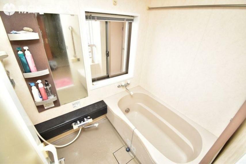 【浴室】浴室暖房乾燥機付きの浴室です！バルコニーに面した窓もあるので自然換気もできます