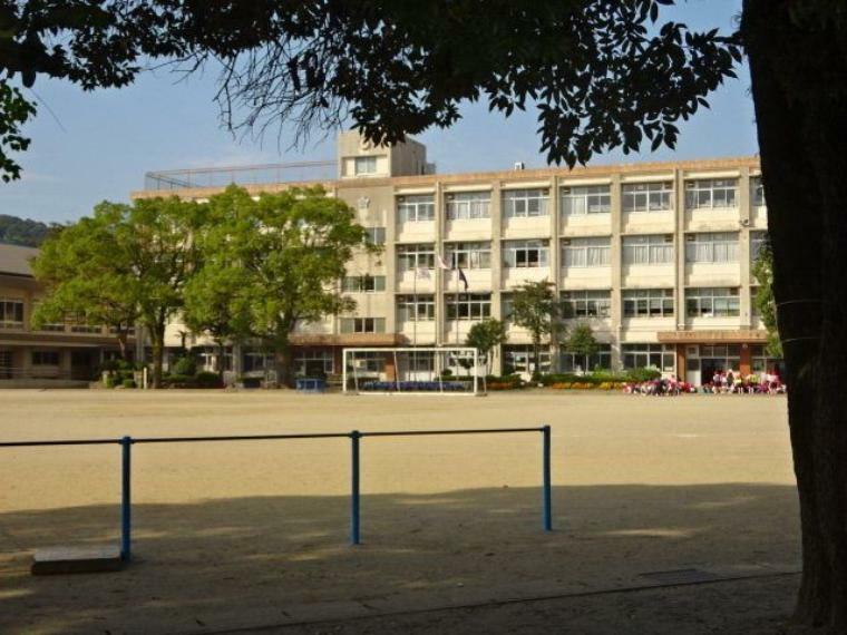 武小学校【鹿児島市立武小学校】は、武1丁目に位置する1937年創立の小学校です。令和3年度の生徒数は555人で、23クラスあります。校訓は「かしこく　うつくしく　たくましく」です。