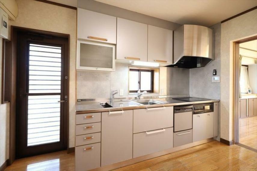 キッチン キッチンには人気の食洗機を搭載！日々の家事の手間を低減してくれます。