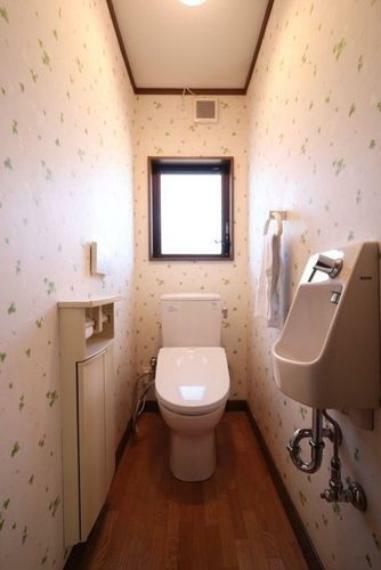 トイレ ウォシュレット機能付きトイレです タオルリング、ペーパーホルダー、専用手洗場完備です