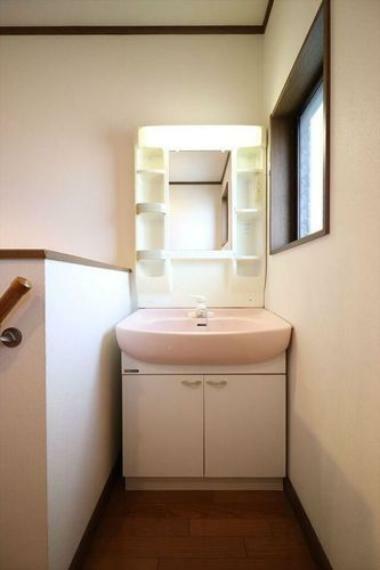 洗面化粧台 2階廊下に設けられた洗面台。込み合う朝の時間もセカンド洗面台があれば安心です