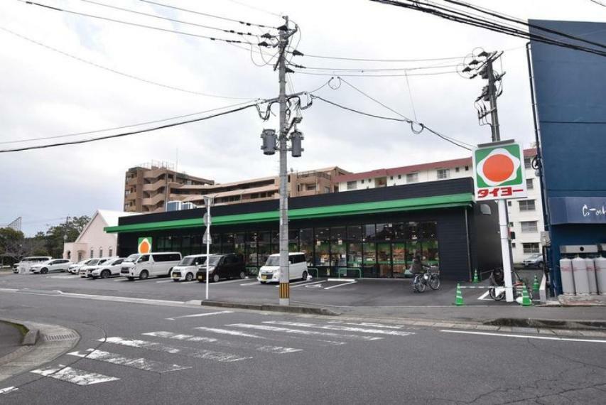 スーパー タイヨー小松原店 株式会社タイヨーは鹿児島の生鮮食品販売企業。地域の方々が日常良く利用するスーパーです。谷山駅から徒歩9分