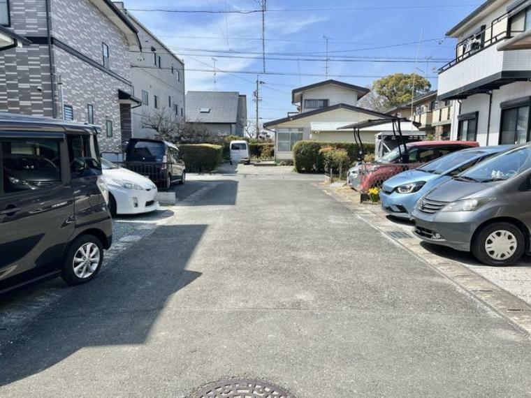 現況写真 前面道路を東から西向きに撮影しました。