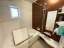 浴室 浴室乾燥機付きで快適なバスタイムが過ごせるユニットバスは効率的な換気の出来る窓付き