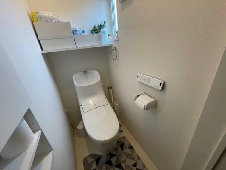 トイレ トイレットペーパーが収納出来る壁面収納付き1階トイレ