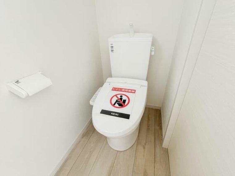 トイレ こちらは温水洗浄便座付きです。シンプルに白で統一しており、お家の中でも落ち着ける空間の一つです。