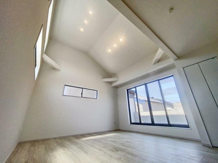 居間・リビング ここは空からの光が差し込む、天窓吹抜けが採用された設計となっており。健康的な自然光を室内にいながら体感でき、室内を開放的に魅せる空間演出になっております、是非実際にご覧下さい。