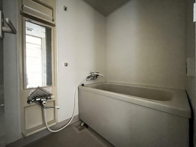 浴室 白を基調としたシンプルながらも清潔感溢れるデザインです。