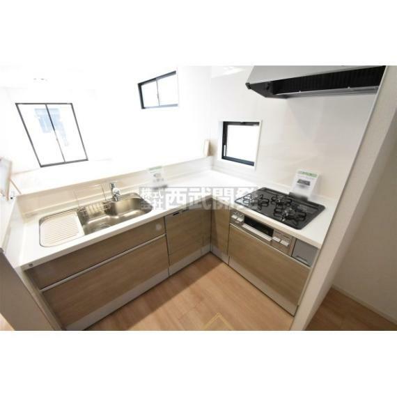 L字型のキッチンは料理中の移動距離が少なくてとても便利なポイントです。