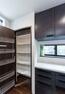 キッチン 「パントリー・カップボード」システムキッチンと一体化によりスタイリッシュかつ収納量豊富な奥様満足のキッチン空間です。