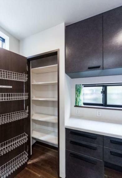 キッチン 「パントリー・カップボード」システムキッチンと一体化によりスタイリッシュかつ収納量豊富な奥様満足のキッチン空間です。
