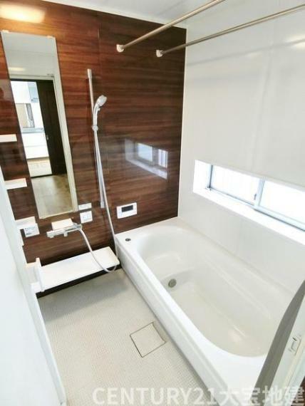 浴室 ■カラーアクセントパネルがお洒落なバスルーム ■高さを自由自在に調節できるスライドバー付のシャワーフックに、 　大きなシャワーヘッドも魅力の一つ ■浴槽は半身浴ができるベンチタイプ