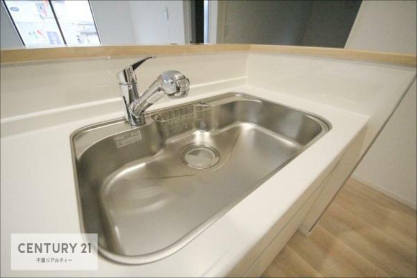 キッチン ワイドなシンクですね！水が跳ねにくく洗物がしやすい家事が楽々仕様のシステムキッチンです！ デザイン性と機能性を兼ねたキッチンで清潔感がありますね！