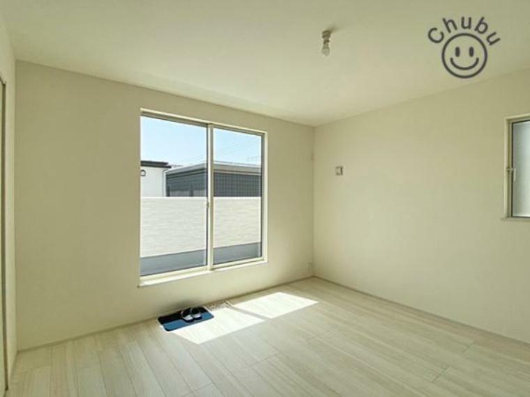 寝室 7.5帖洋室　バルコニーへ出られる大きな窓からは陽射しが注ぎ込み快適な空間を実現