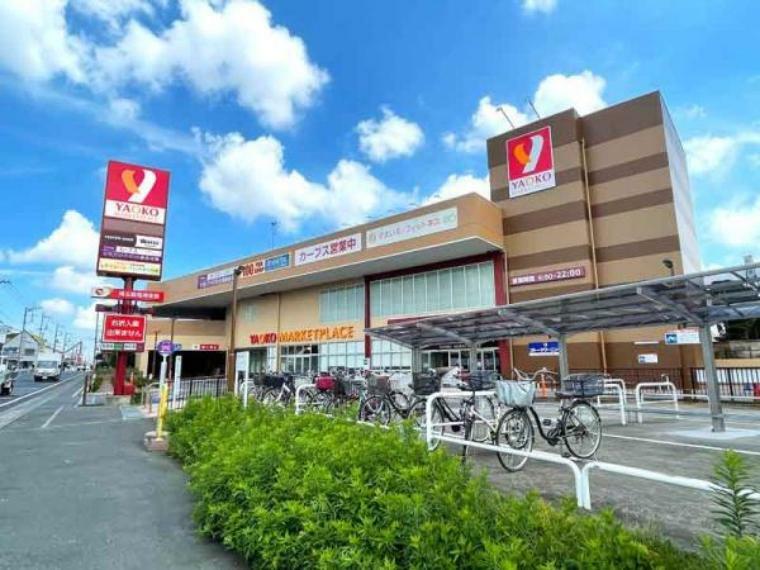 スーパー ヤオコー川越藤間店 駐車場が広く、車での来店も可能です。野菜や果物様々な商品が揃っています。